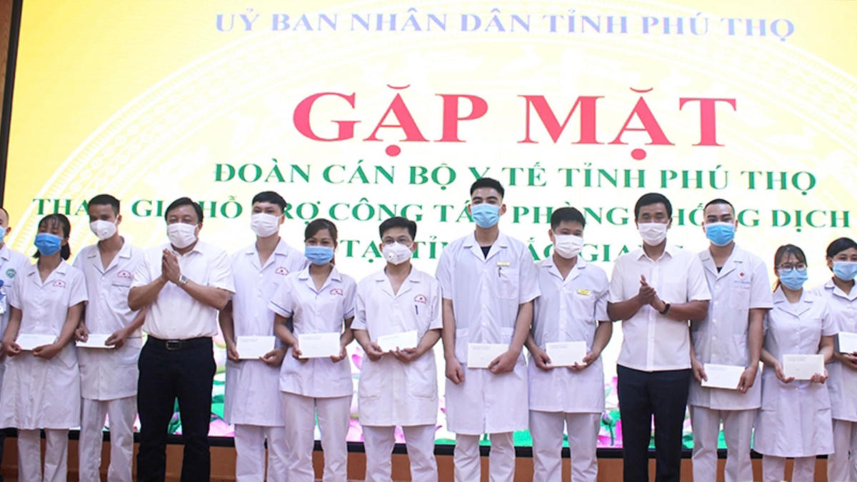 Lãnh đạo tỉnh Phú Thọ gặp mặt động viên các y, bác sỹ lên đường hỗ trợ Bắc Giang chống dịch.