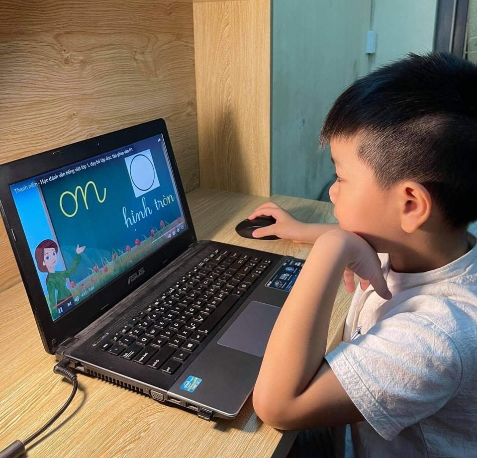 Học sinh lớp 1 làm quen với học vần trước khi bước vào năm học mới.