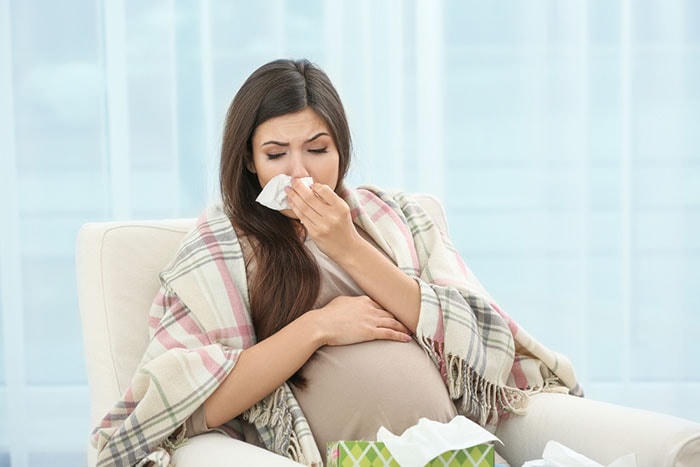 Bà bầu thường dễ mắc bệnh cảm cúm, cảm lạnh trong mùa đông. (Ảnh minh hoạ).