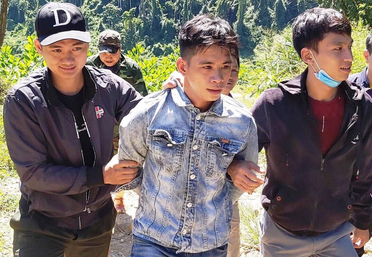 Lực lượng Công an huyện Phước Sơn bắt đối tượng Phạm Quốc Huy (ở giữa).