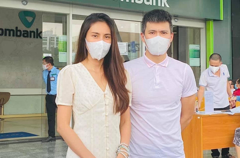 Thủy Tiên và Công Vinh tới ngân hàng sao kê.