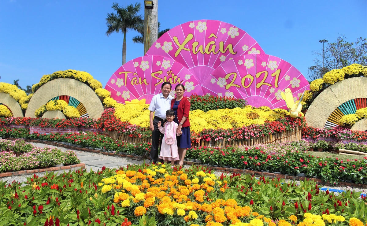 Một gia đình du xuân ở Quảng trường 24/3, TP Tam Kỳ.