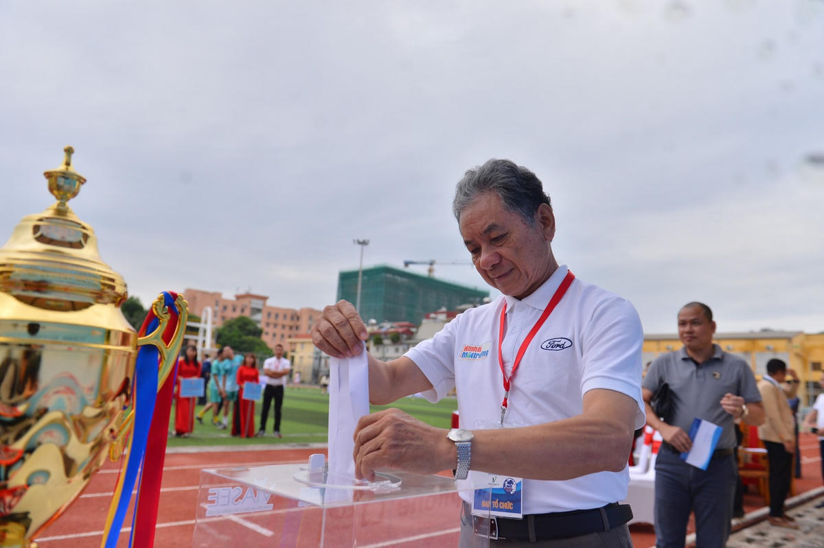 Đại diện Ban tổ chức và các đội bóng ủng hộ đồng bào miền Trung.