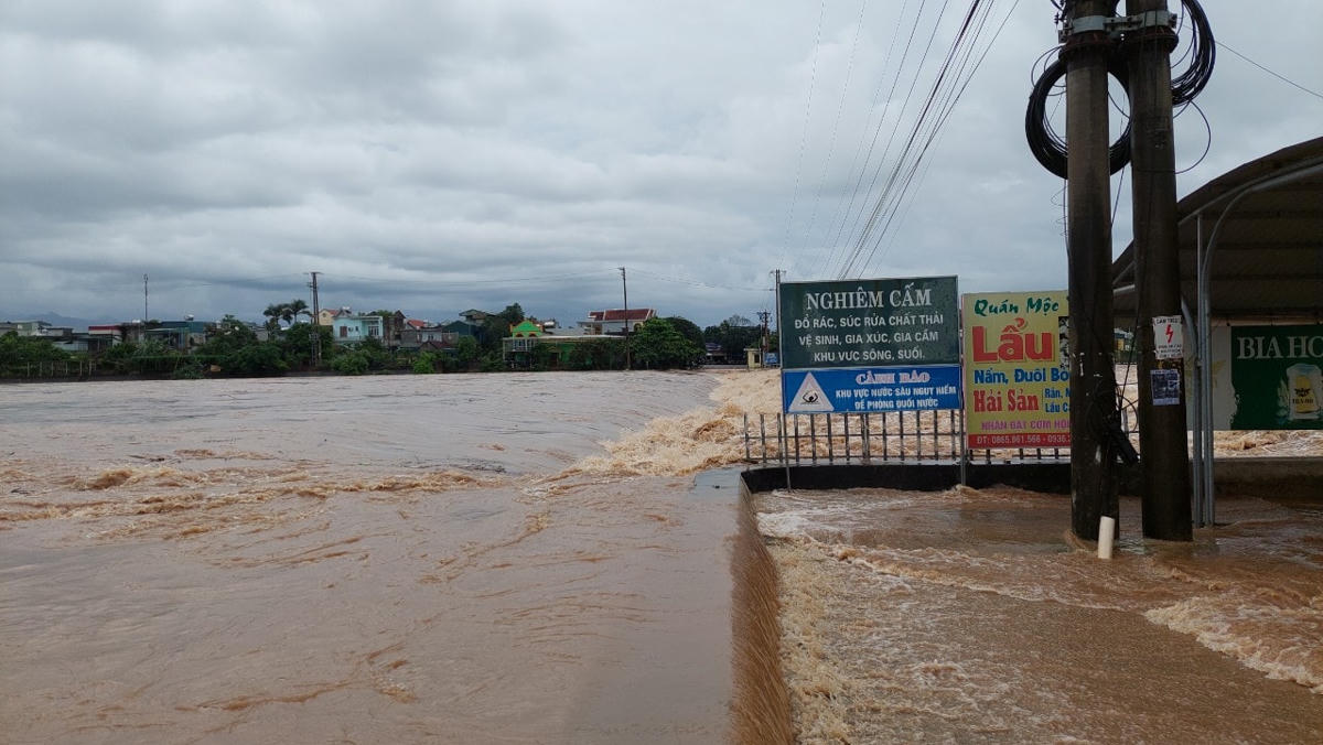 Quảng Ninh: Lũ lớn làm đắm và cuốn trôi nhiều tàu, bè 