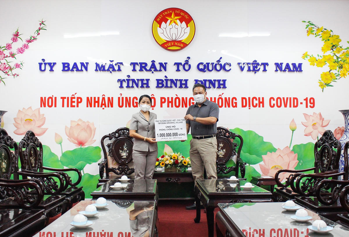 Ông Tạ Hùng Quốc Việt, Chủ tịch Tập đoàn Green Hill Village trao số tiền ủng hộ 1 tỷ đồng cho Ủy ban MTTQ Việt Nam tỉnh Bình Định.