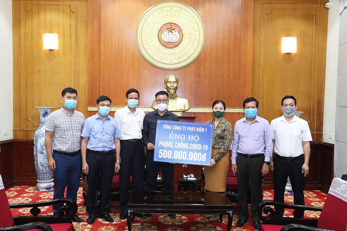 Phó Chủ tịch UBTƯ MTTQ Việt Nam Trương Thị Ngọc Ánh tiếp nhận ủng hộ từ Tổng công ty Phát điện 1.