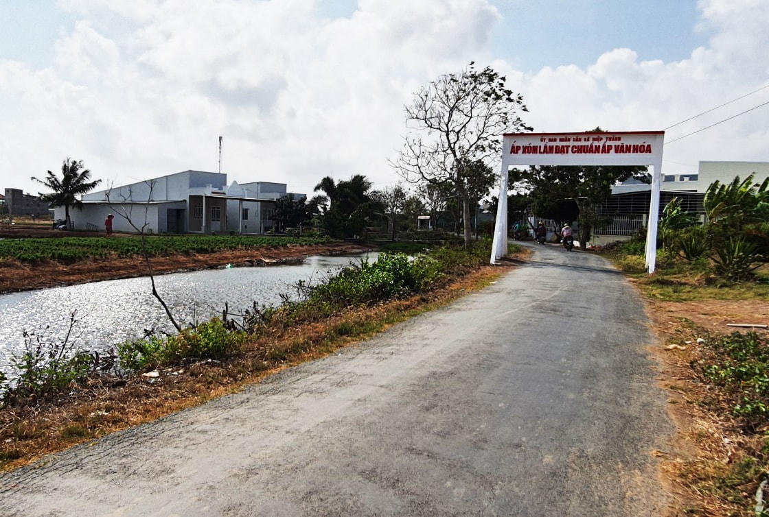 Xóm Lẫm cách trung tâm TP Bạc Liêu chỉ hơn 3km nhưng người dân nơi đây nhiều năm qua chưa tiếp cận được với nước sạch. 