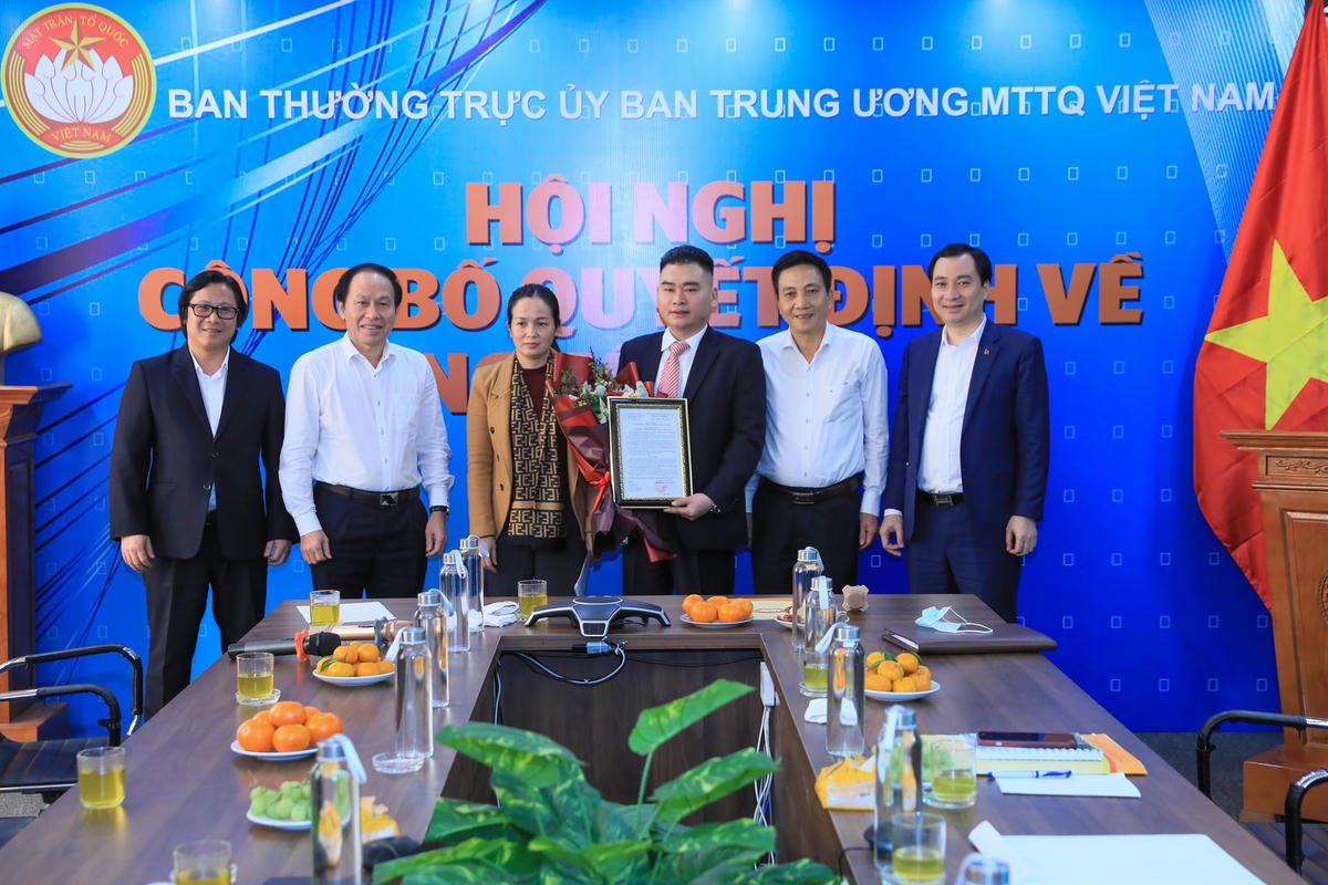 Phó Chủ tịch - Tổng Thư ký Lê Tiến Châu, Quyền Tổng Biên tập Báo Đại Đoàn Kết Lê Anh Đạt cùng lãnh đạo một số ban, đơn vị thuộc cơ quan UBTƯ MTTQ Việt Nam chúc mừng nhà báo Trần Bảo Trung. Ảnh: Quang Vinh.