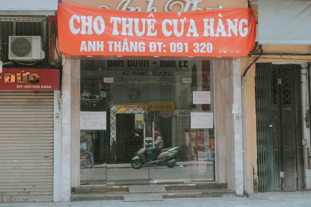 Thay cho những tấm biển quảng cáo thu hút người mua hàng thì nay đổi thành băng rôn cho thuê cửa hàng. Căn nhà với diện tích 90 m2, mặt tiền rộng cũng rơi vào hoàn cảnh xả hàng do ảnh hưởng của dịch bệnh, việc kinh doanh buôn bán tạm ngừng nên cửa hàng phải trả mặt bằng cho chủ nhà.