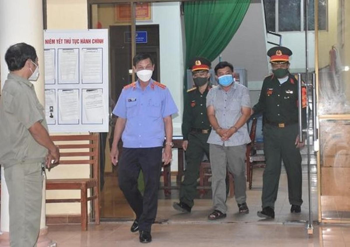 Cơ quan điều tra Viện KSND tối cao thực hiện lệnh bắt ông Nguyễn Công Tâm. (Ảnh CQĐT).