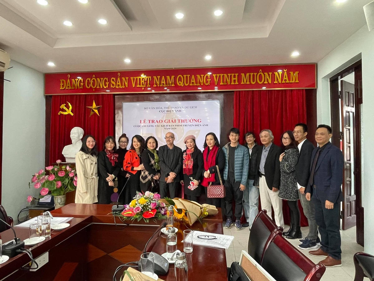 BGK và các thí sinh giành giải chụp ảnh lưu niệm.