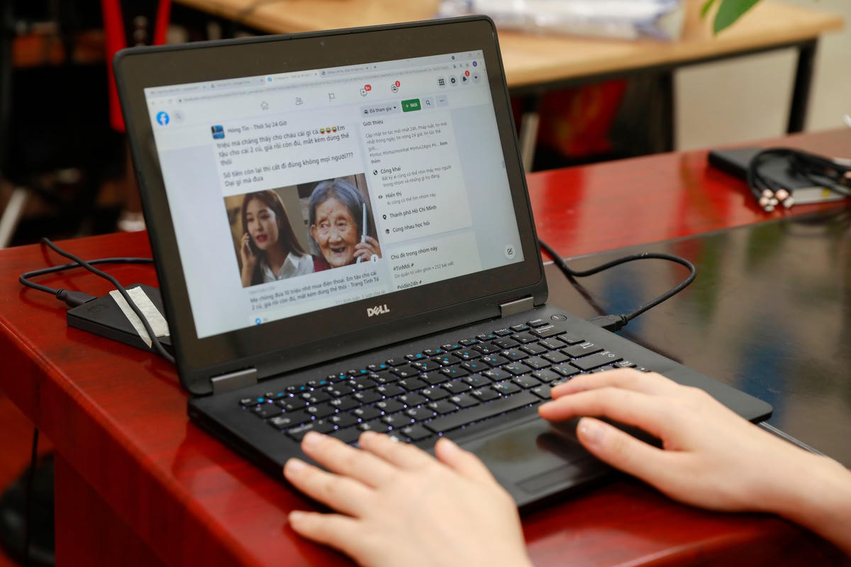 Người dân cần tỉnh táo tiếp nhận các thông tin trên mạng xã hội. Ảnh: Phạm Quang Vinh.
