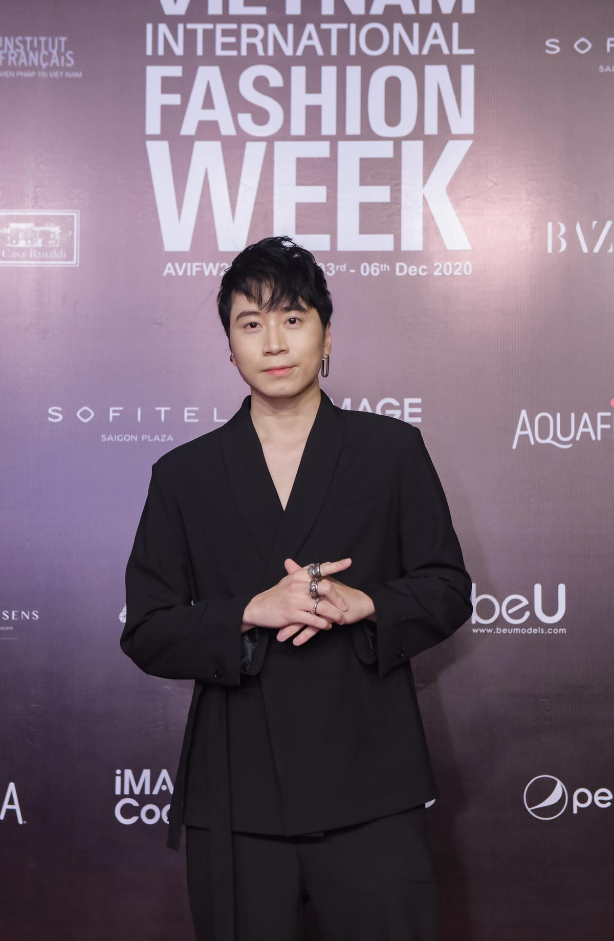 Trong khi đó, rapper Karik lại ghi điểm bởi vẻ ngoài soái ca khi phong cách yukata lạ mắt. Đôi giày trắng chính là điểm nhấn giúp tổng thể set đồ thêm sành điệu, thời thượng.