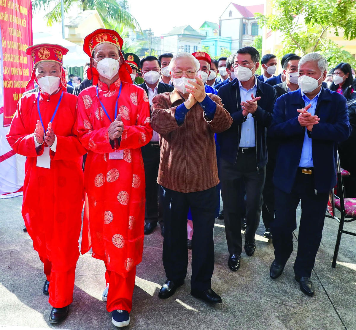 Tổng Bí thư Nguyễn Phú Trọng và Chủ tịch UBTƯ MTTQ Việt Nam Đỗ Văn Chiến dự Ngày hội Đại đoàn kết toàn dân tộc tại thôn 5, xã Yên Sở, huyện Hoài Đức, thành phố Hà Nội. Ảnh: Quang Vinh.