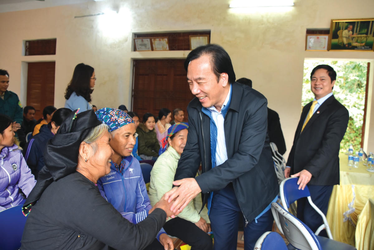 Phó Chủ tịch UBTƯ MTTQ Việt Nam Ngô Sách Thực gặp gỡ, thăm hỏi bà con dân tộc ở Làng Khây 1, xã Kiên Đài, huyện Chiêm Hóa, tỉnh Tuyên Quang, tháng 11/2020. Ảnh: Nguyễn Quốc.