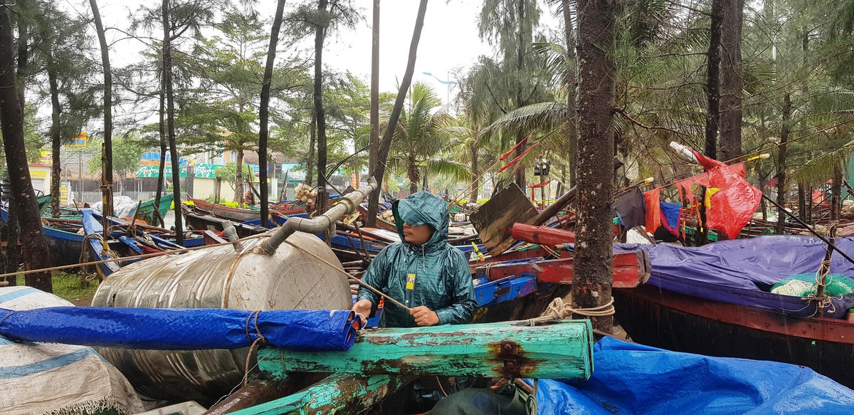 Ngư dân Thanh Hoá ứng phó với bão số 7.