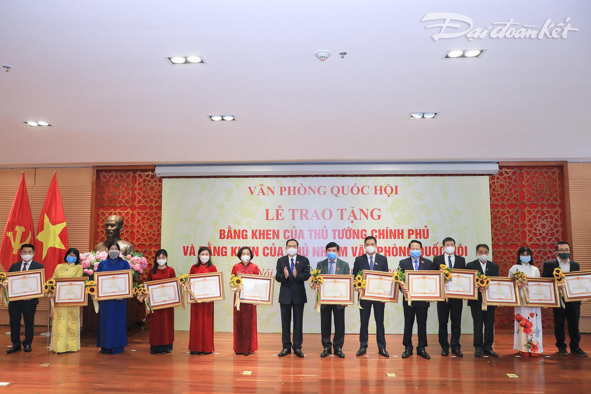 Phó Chủ tịch Thường trực Quốc hội Trần Thanh Mẫn trao tặng Bằng khen của Thủ tướng Chính phủ cho các tập thể có thành tích xuất sắc.