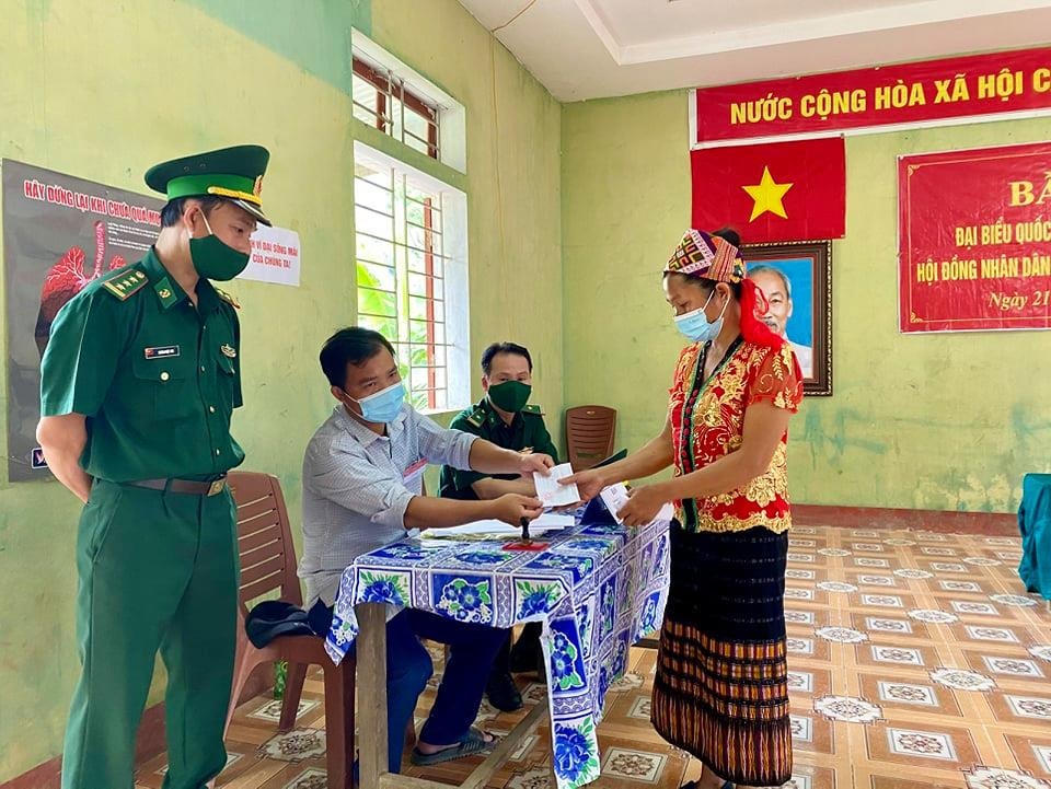 Người dân Bản Khe Búng, bản Cò Phạt, xã Môn Sơn, huyện Con Cuông tham gia bầu cử sớm.