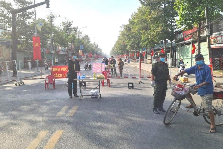 Lực lượng chức năng đang làm việc ngày đêm nhằm ngăn chặn dịch Covid-19 lây lan (ảnh KD).