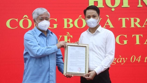 Bí thư Trung ương Đảng, Chủ tịch UBTƯ MTTQ Việt Nam Đỗ Văn Chiến trao quyết định giao nhiệm vụ Phó Tổng Biên tập phụ trách Tạp chí Mặt trận cho nhà báo Trương Thành Trung.