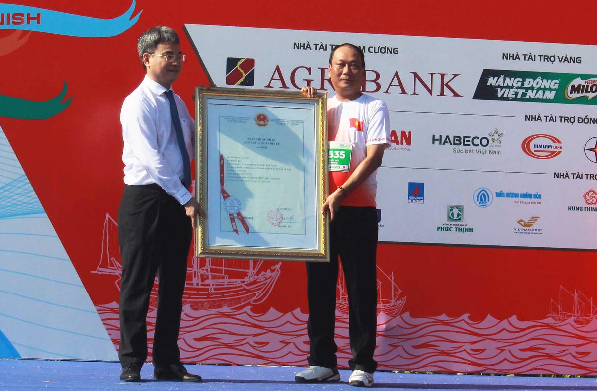 Tỏi Lý Sơn được trao bảng chứng nhận chỉ dẫn địa lý.
