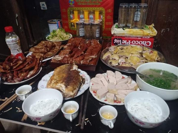 Một mâm cơm cúng lễ “Pây tái”.