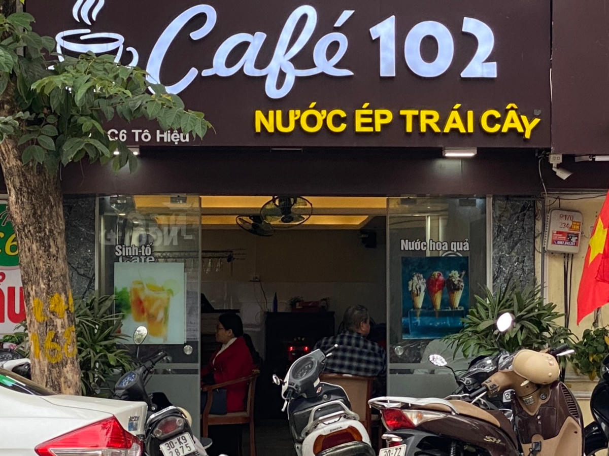 Quán cafe tại Tô Hiệu mở cửa đón khách tại quán, không thực hiện giãn cách. Ảnh: L.A.