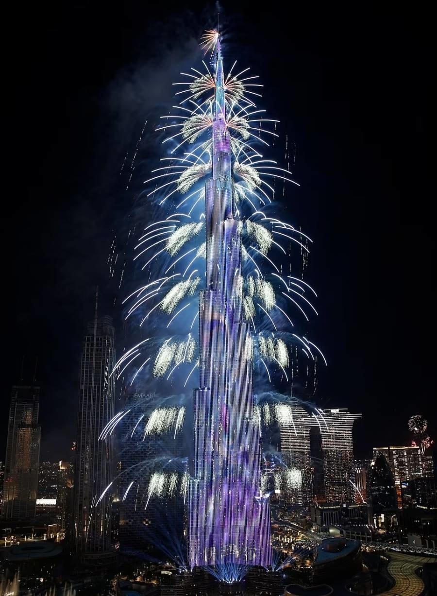 Tại Dubai, tòa nhà cao nhất thế giới Burj Khalifa được thắp sáng bởi pháo hoa để đánh dấu sự khởi đầu của 2022.