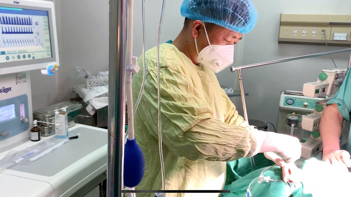 Bác sĩ CKII Nguyễn Văn Trà, Phó Trưởng Khoa Phẫu thuật Gây mê hồi sức đặt Catheter tĩnh mạch trung tâm cho trẻ. Ảnh: BVCC.