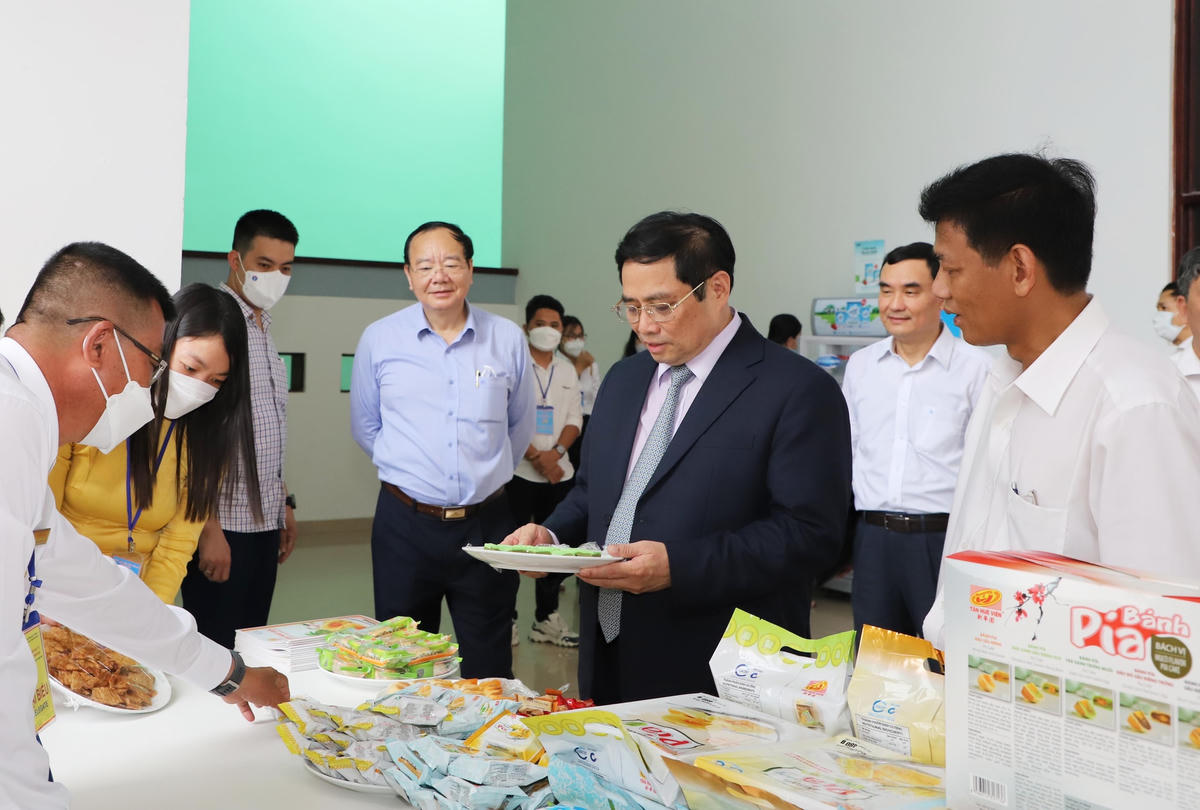 Thủ tướng Chính phủ Phạm Minh Chính vui mừng khi thấy Sóc Trăng có nhiều sản phẩm, đặc sản nổi tiếng. 