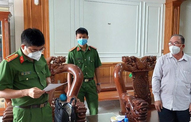 Cơ quan CSĐT công an tỉnh Bà Rịa- Vũng Tàu đọc lệnh khởi tố nguyên Chủ tịch UBND huyện Xuyên Mộc Đặng Thanh Minh. Ảnh: T.T.