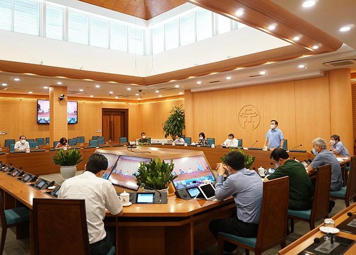 Quang cảnh phiên họp trực tuyến của lãnh đạo TP Hà Nội với các quận, huyện, thị xã, xã, phường, thị trấn về công tác phòng, chống dịch, gắn với kỳ thi, tuyển sinh vào lớp 10 THPT năm học 2021-2022. 