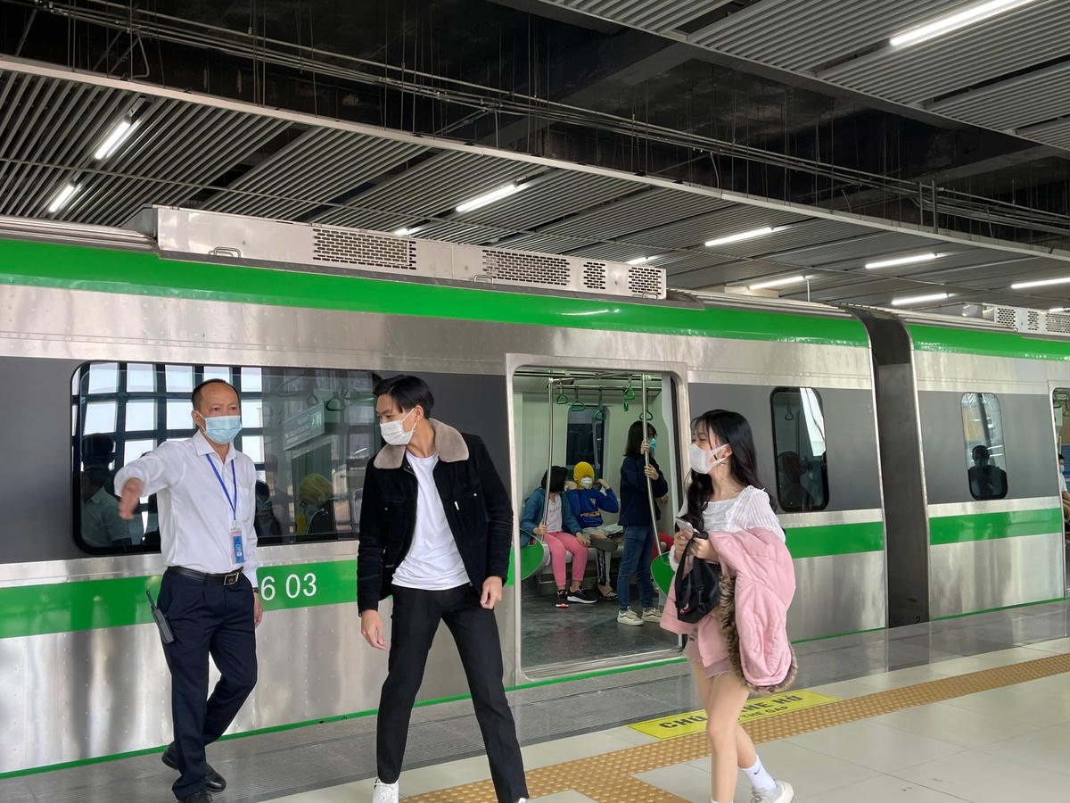 Tuy nhiên, công tác quản lý vẫn đang gặp khó khăn, bởi một bộ phận các bạn trẻ để có bức ảnh đẹp mà không chú ý đến khoảng cách an toàn, đứng gần đường ray.