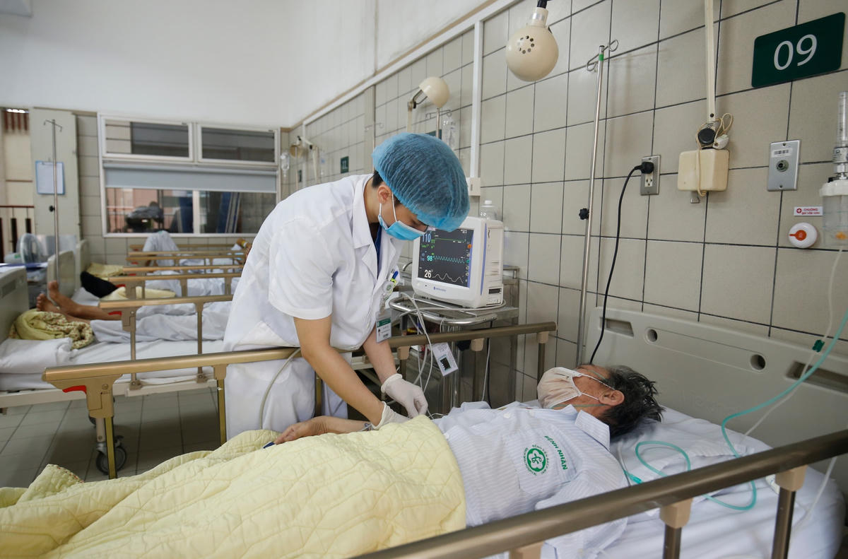 Khám chữa bệnh tại Bệnh viện Bạch Mai. Ảnh: Quang Vinh.