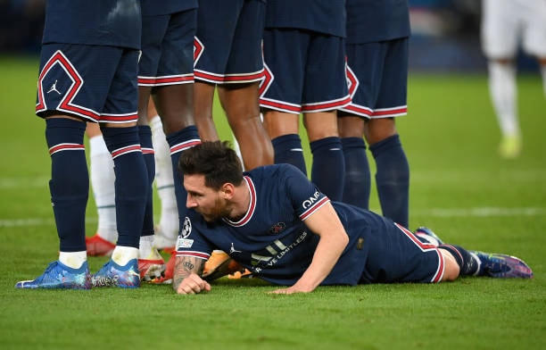 Tình huống này xảy ra ở cuối hiệp 2 khi Man City được nhận một quả phạt trực tiếp ngoài vòng cấm PSG. 