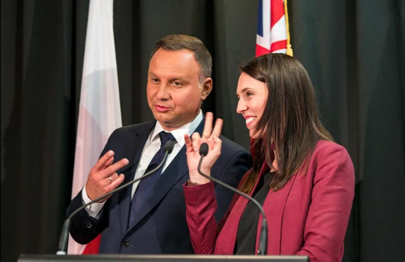Tổng thống Ba Lan Andrzej Duda (trái) và Thủ tướng New Zealand Jacinda Ardern giơ biểu tượng chiến thắng tại lễ ký kết ở Auckland, năm 2018.