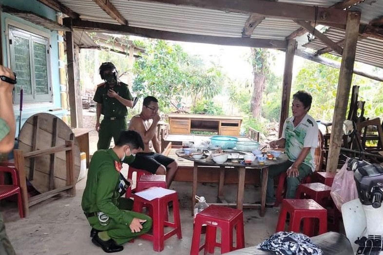 Nhóm người tổ chức ăn nhậu giữa mùa dịch bệnh. (Ảnh CA cung cấp).