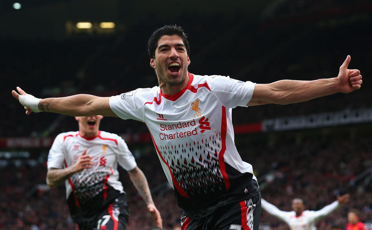 Một trong những áo đấu được cho “thảm họa thời trang” của Liverpool mùa giải 2013-2014.