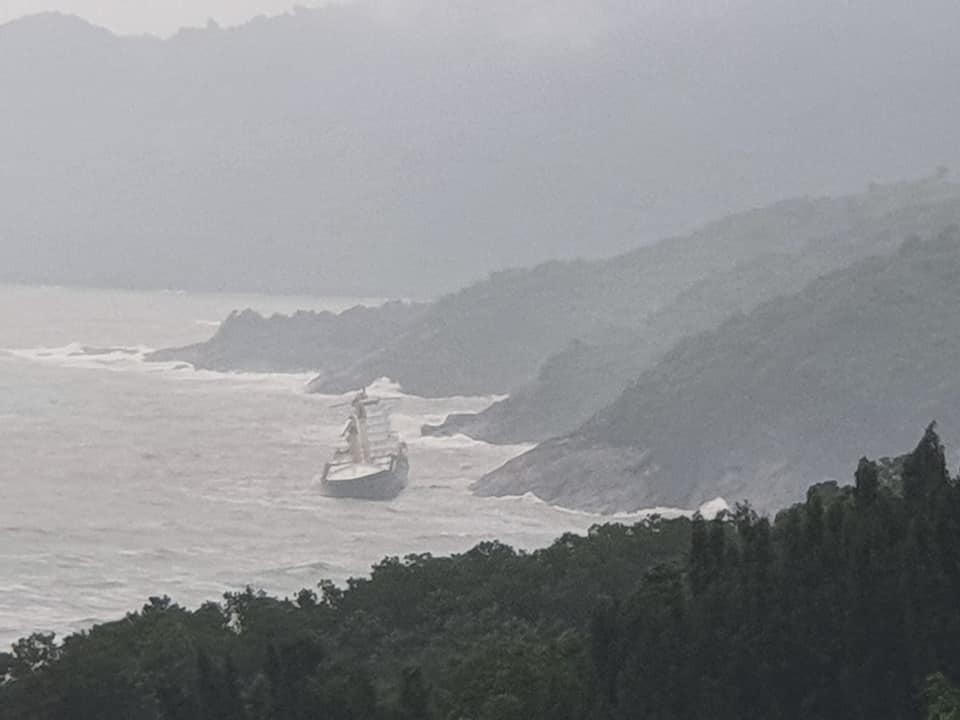 Phát hiện tàu lạ trôi dạt vào vùng biển dưới chân núi Hải Vân
