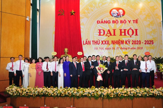 Ông Nguyễn Thanh Long, Bí thư Ban cán sự Đảng, quyền Bộ trưởng Bộ Y tế tặng hoa chúc mừng Ban Chấp hành Đảng bộ khóa mới. ảnh: MOH.