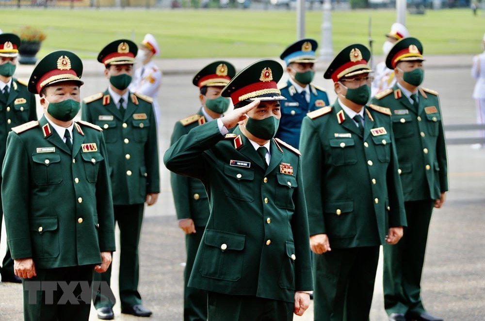 Đoàn đại biểu Quân ủy Trung ương và Bộ Quốc phòng tưởng niệm Chủ tịch Hồ Chí Minh. (Ảnh: Dương Giang/TTXVN).