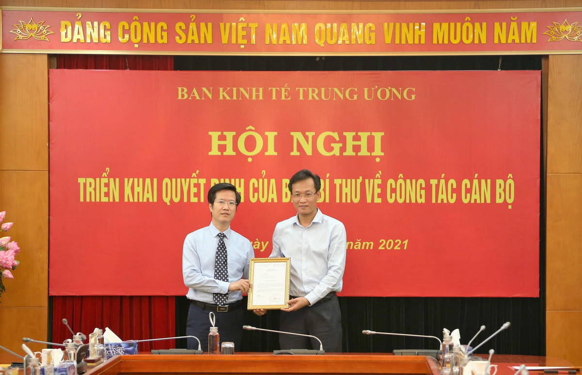 Phó Ban Kinh tế Trung ương Nguyễn Hữu Nghĩa trao quyết định cho ông Dương Duy Hưng