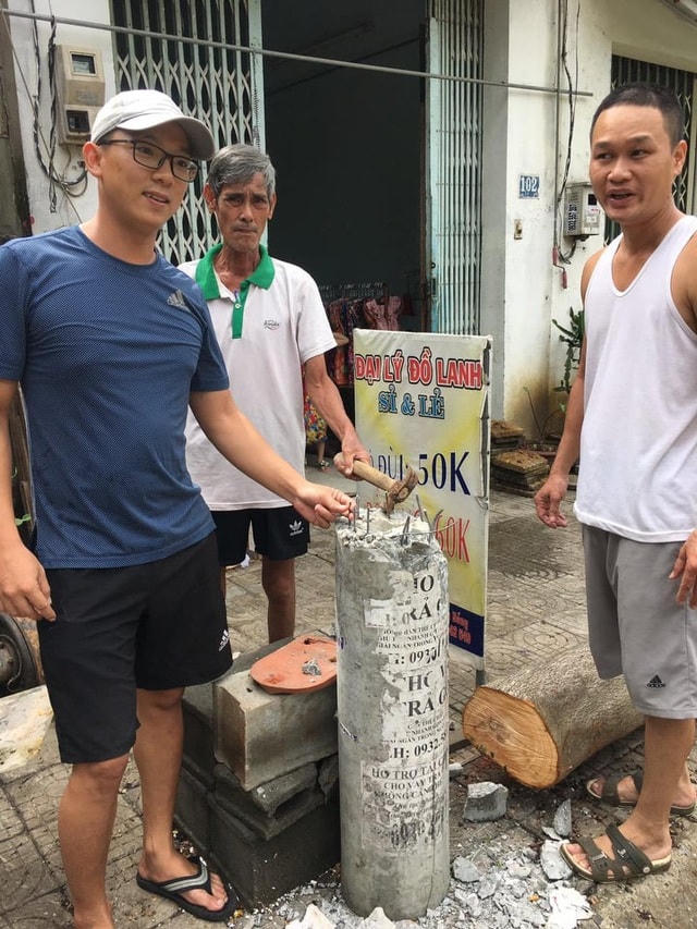 Hình ảnh cột điện hạ áp tại số nhà 102 Tôn Đản (quận Cẩm Lệ) bị gãy do bão số 5.