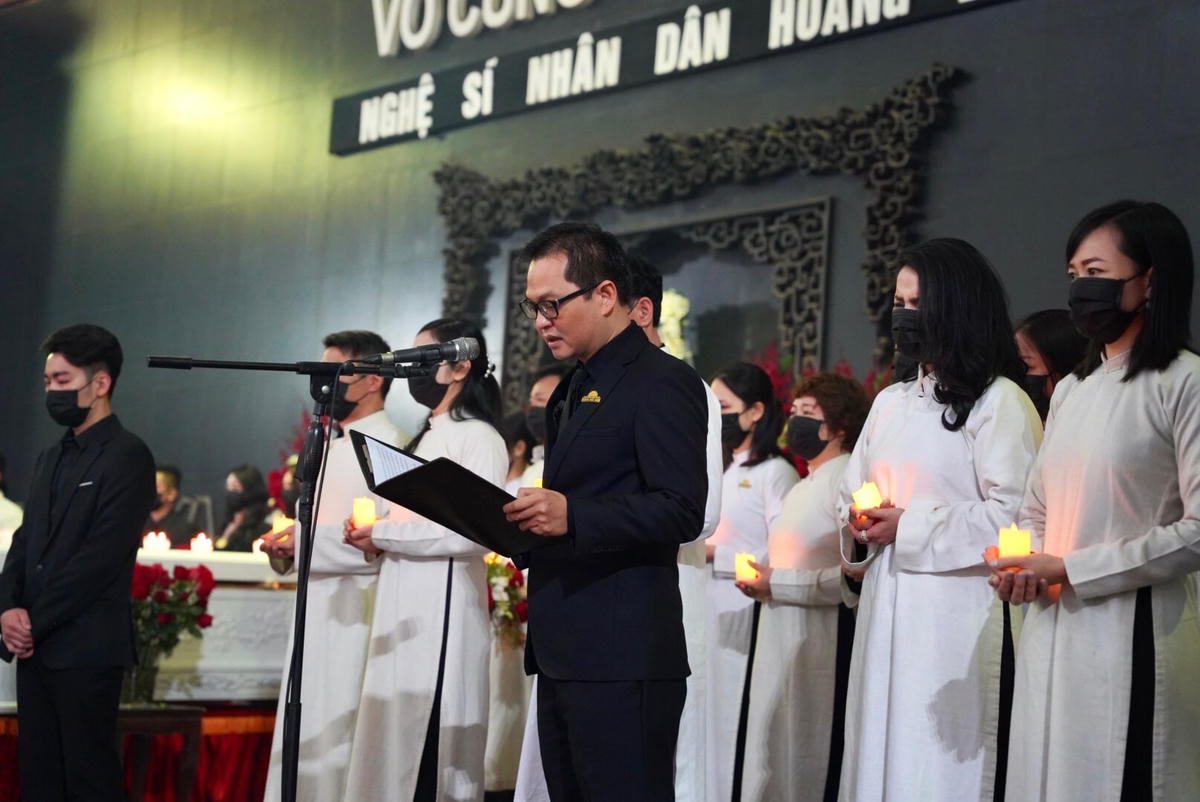 NSND Trung Hiếu xúc động đọc điếu văn tại lễ tang.