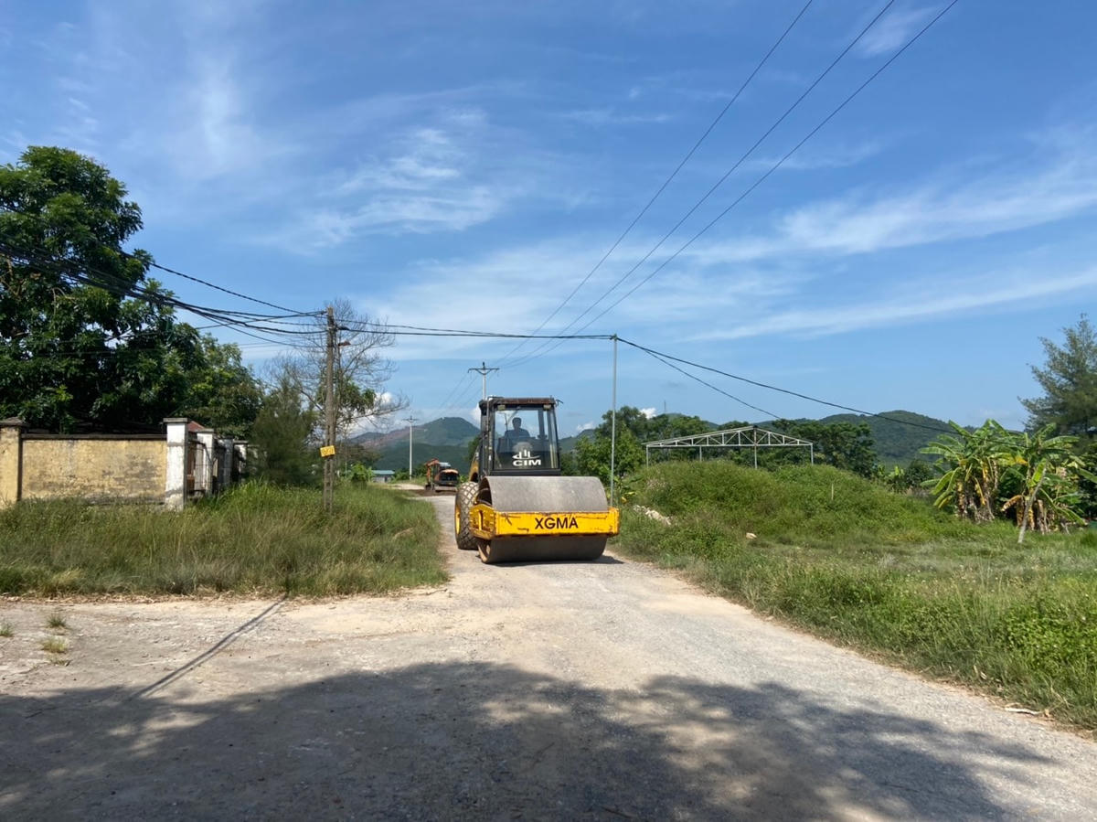 Từ ngày 20/7/2021, các nhà thầu đã tiến hành việc sửa chữa, hoàn trả lại đường cho dân theo như cam kết với xã.