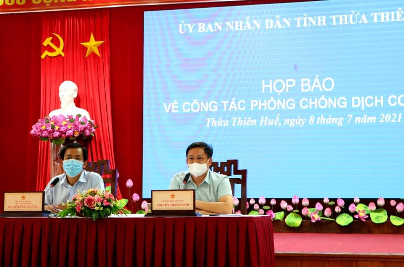 Ông Nguyễn Văn Phương (bìa trái), Chủ tịch UBND tỉnh Thừa Thiên – Huế thông tin về sự việc 26 công dân Huế đi tàu từ TP Hồ Chí Minh đến ga Đông Hà.