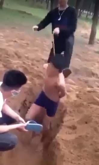 Sau đó, bị bắt nằm xuống một cái hố đã được đào sẵn.