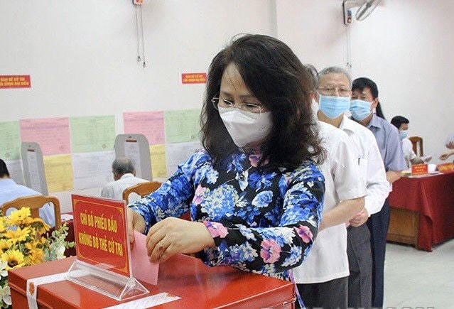 Bà Lâm Thị Phương Thanh, Uỷ viên Trung ương Đảng, Bí thư Tỉnh uỷ Lạng Sơn bỏ lá phiếu đầu tiên tại khu vực bỏ phiếu số 10, phường Chi Lăng. Ảnh: Báo Lạng Sơn.