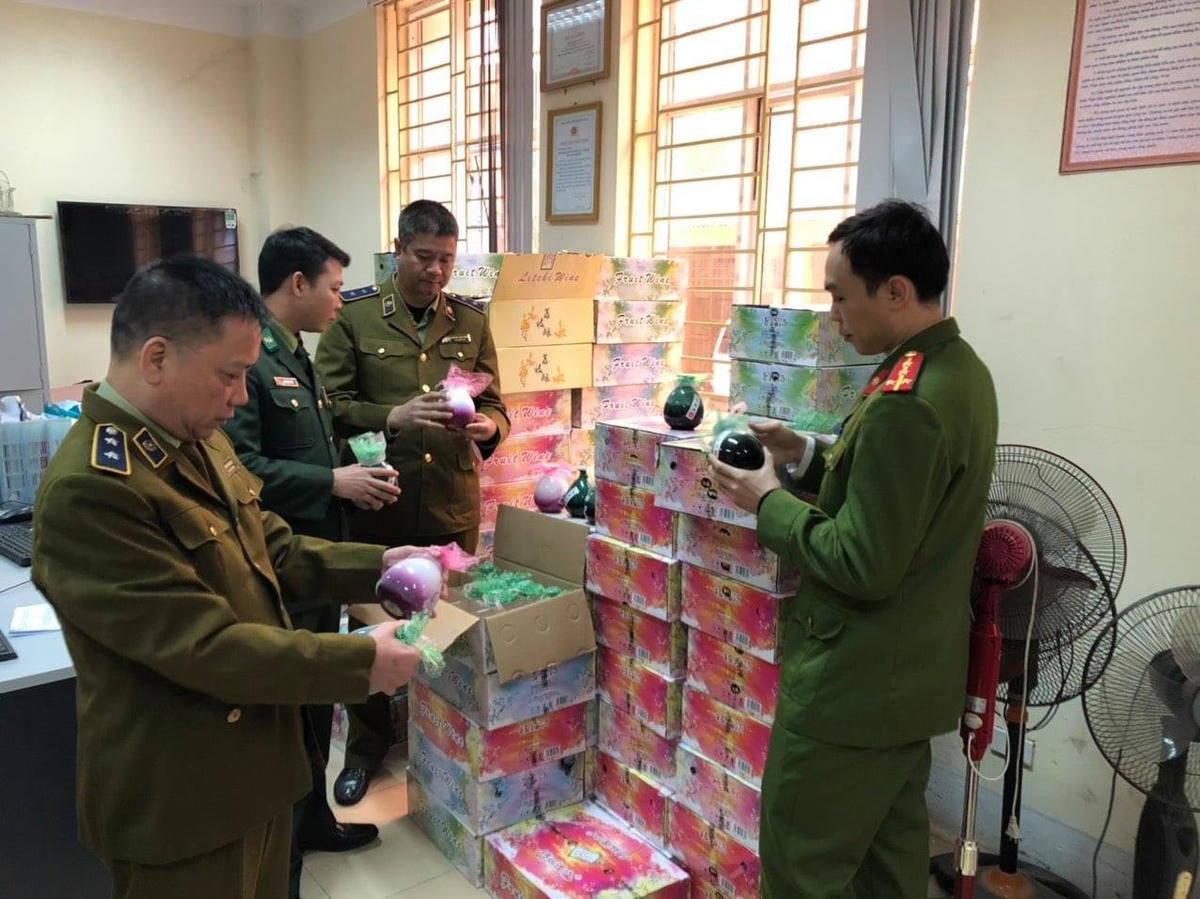 Quản lý thị trường tỉnh Lào Cai bắt giữ và xử lý hơn 1.000 chai rượu nhập lậu.