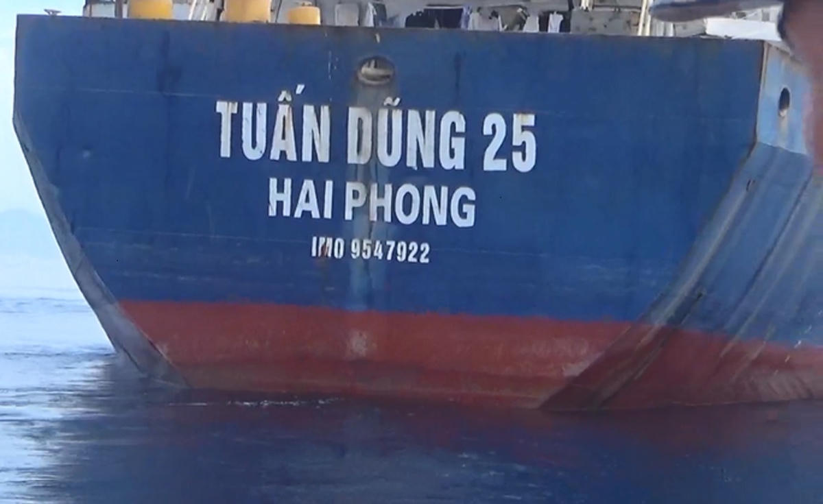 Tàu Tuấn Dũng 25 bị tạm giữ trên biển.